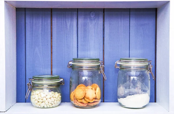 Potten met snoep op de plank van de keuken — Stockfoto