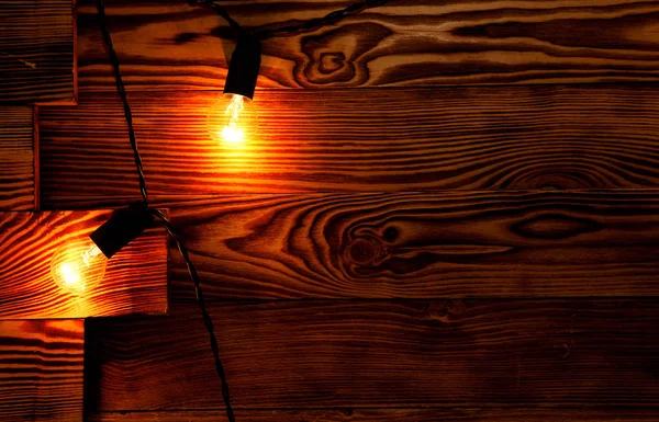Оранжевая лампа на фоне дерева — стоковое фото