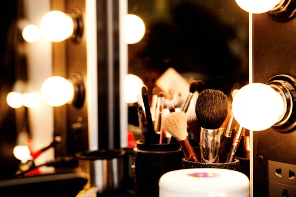 Espejo con bombillas para maquillaje —  Fotos de Stock