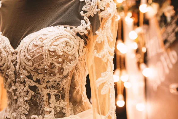 Свадебное платье на манекене в магазине — стоковое фото