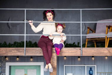 Anne ve kızı evin ikinci katında oturuyor