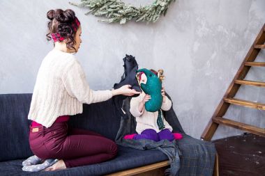 Anne ve kızı kanepede yumuşak oyuncaklar oynamak