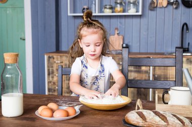 küçük kız kendini mutfakta aşçılar