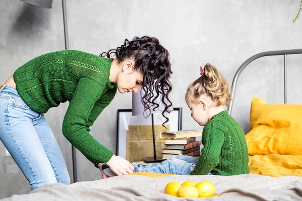 Madre viste los calcetines de su hija — Foto de Stock