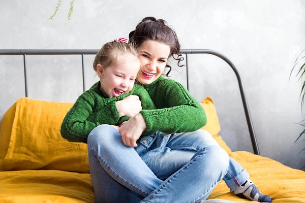 Mamá e hija juntas jugando en la cama — Foto de Stock