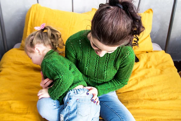 Mamá e hija juntas jugando en la cama — Foto de Stock