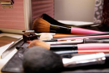Masanın üzerine makyaj fırçaları