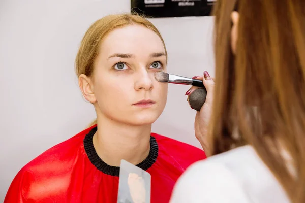 Make-up artist does make-up for the model — Stock Photo, Image