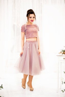 Nedime suretinde mor elbiseli güzel kız