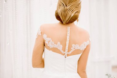 Beyaz dekor içinde moda gelin