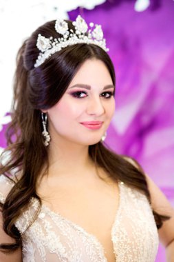 mor bir arka plan üzerine gelin