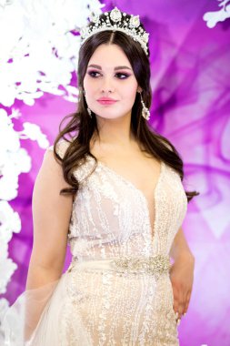 mor bir arka plan üzerine gelin