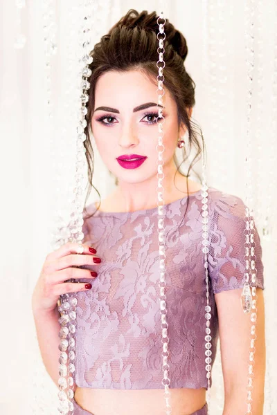 Красивая девушка в фиолетовом платье по образу подружки невесты — стоковое фото