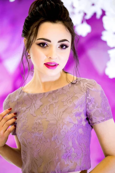 Belle fille dans une robe violette à l'image d'une demoiselle d'honneur — Photo