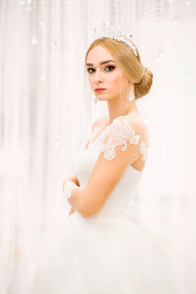 白のインテリアにおしゃれな花嫁 — ストック写真