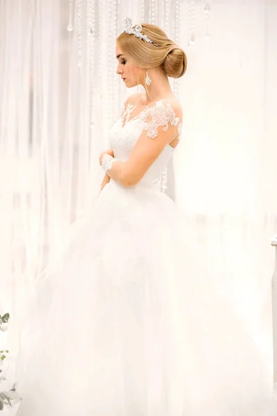 Modische Braut im weißen Dekor — Stockfoto