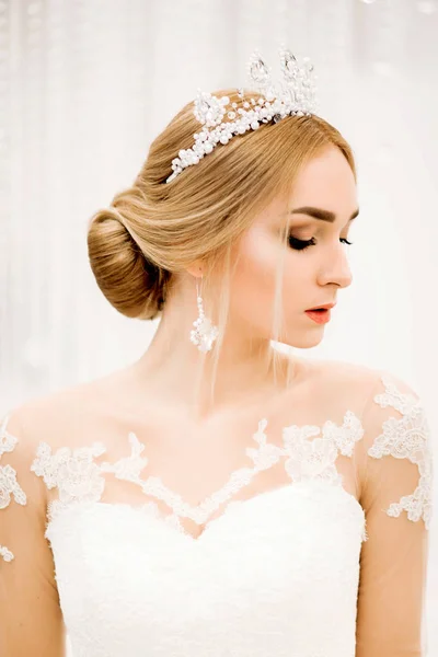 Módní nevěsta v bílém dekoru — Stock fotografie