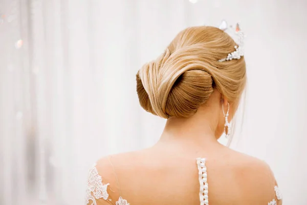 Модная невеста в белом декоре — стоковое фото