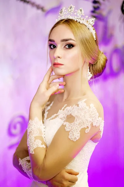 Fashionable bride on a violet background — Stock Photo, Image