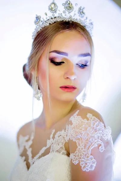 Fashionable bride in white decor — Stock Photo, Image