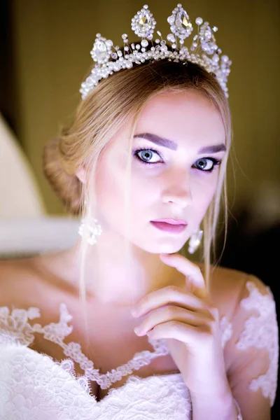 Novia en vestido blanco en la decoración blanca con luz de fondo —  Fotos de Stock