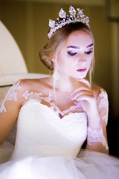 Noiva em vestido branco na decoração branca com luz de fundo — Fotografia de Stock