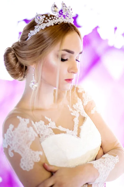 在紫罗兰色背景的时尚新娘 — 图库照片