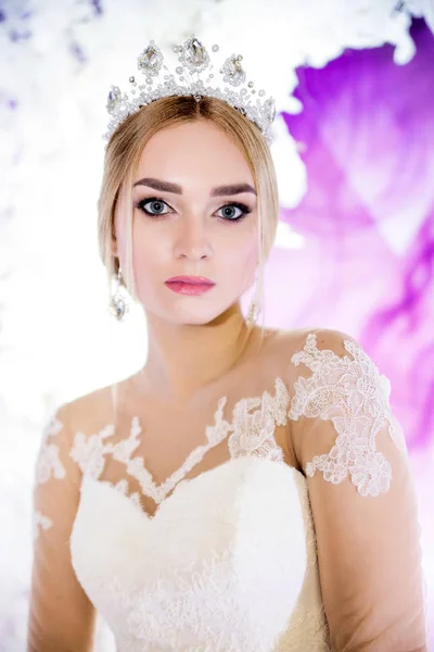 Fashionable bride on a violet background — Stock Photo, Image