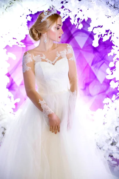 紫色の背景にファッショナブルな花嫁 — ストック写真