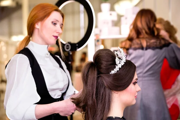 Hairdresser makes models hairstyle at beauty pageant — Stock Photo, Image