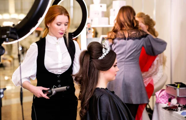 Hairdresser makes models hairstyle at beauty pageant — Stock Photo, Image