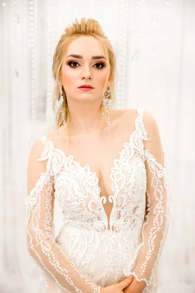 Ritratto di una sposa su sfondo bianco — Foto Stock