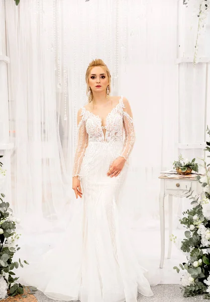 白い背景に白いロング ・ ドレスの花嫁 — ストック写真