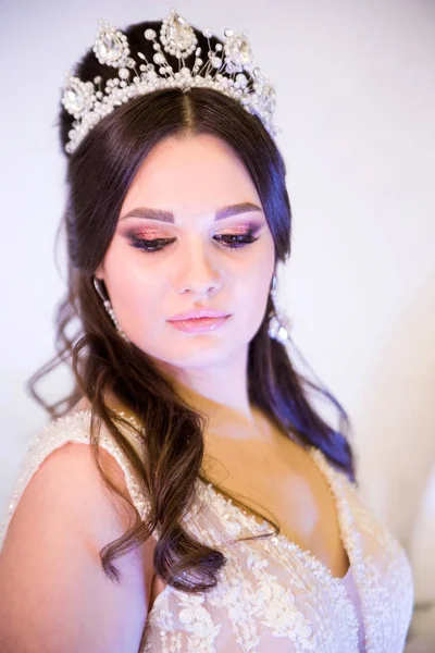 Retrato de una novia sobre un fondo blanco —  Fotos de Stock