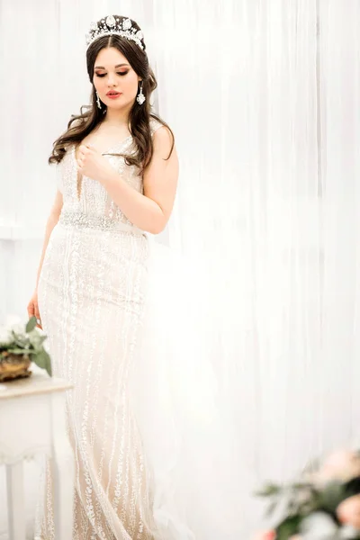 흰색 배경에 대해 긴 하얀 드레스를 입고 신부 — 스톡 사진
