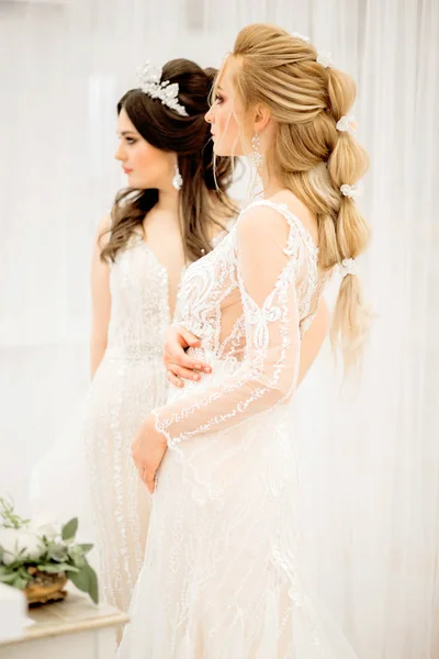 Dois modelos na imagem da noiva contra um fundo branco — Fotografia de Stock
