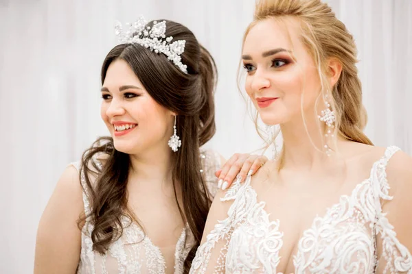 Two models in the image of the bride against a white background — Stock Photo, Image