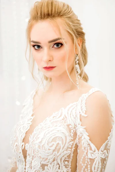 Retrato de una novia sobre un fondo blanco —  Fotos de Stock