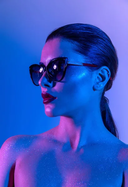 Femeie la modă în ochelari irizați fundal petrecere disco stil umeri goi — Fotografie, imagine de stoc