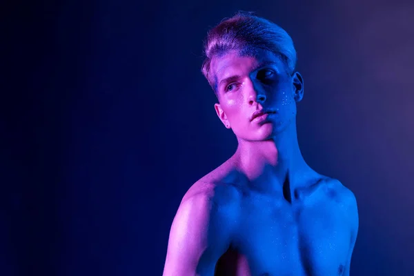 Çıplak vücutlu yakışıklı, şişkin adam. Spor adamı, çekici erkek vücudu. Renk filtreli stüdyo çekimi