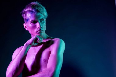 Çıplak vücutlu yakışıklı, şişkin adam. Spor adamı, çekici erkek vücudu. Renk filtreli stüdyo çekimi