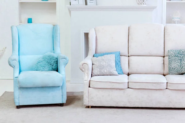 リビングルームの白いソファと青いアームチェア — ストック写真