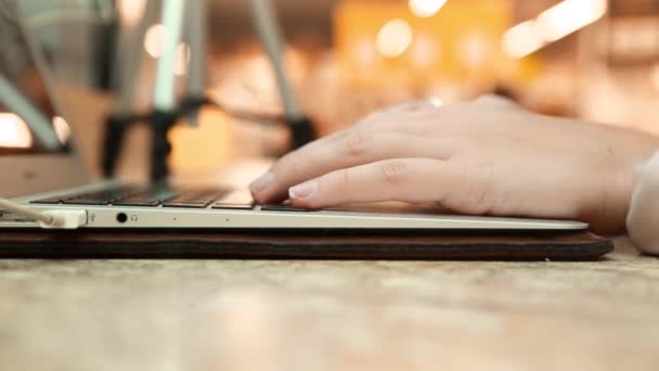 Крупним планом елегантний красивий жіночий тип рук на клавіатурі ноутбука, в кафе, успішна бізнес-леді, робота, пошук інформації, перегляд інтернету, балачки, розмитий фон — стокове відео