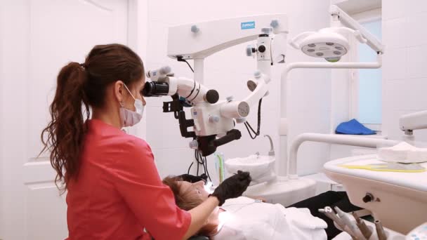 Minsk Vitryssland November 2019 Kvinnlig Professionell Tandläkare Undersöker Kvinnlig Patient — Stockvideo