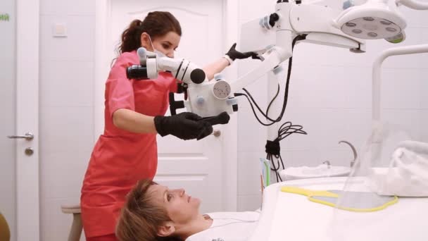 白俄罗斯明斯克 2019年11月21日 一名女专业牙医在她的办公室用结肠镜检查一名女病人 口腔学家专业概念 — 图库视频影像
