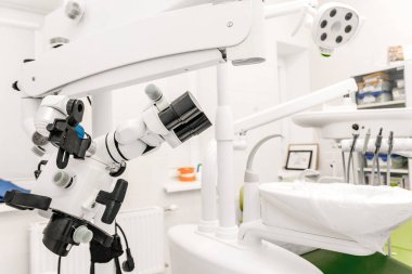 Modern dişçi ofisi. Ön plan mikroskobu