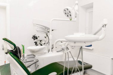 Mikroskobu olan modern bir diş muayenehanesinin genel görünümü