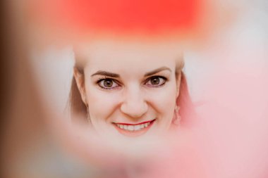 Holding ve plastik diş muayenesi kavram olarak diş office çenedeki aracılığıyla seyir yakın çekim kadın dişçi