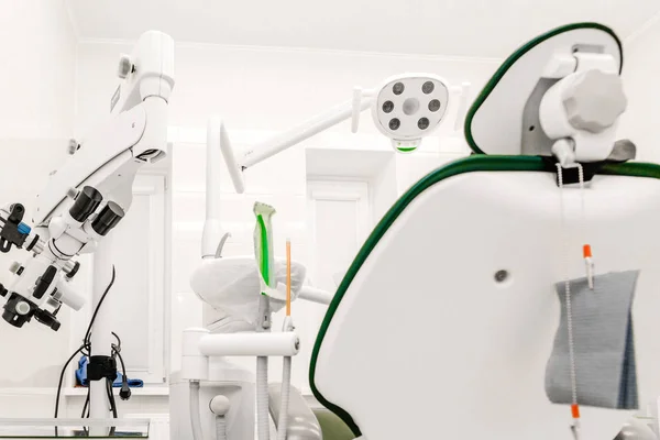 현미경을 사용하는 현대식 치과 의사의 모습 — 스톡 사진