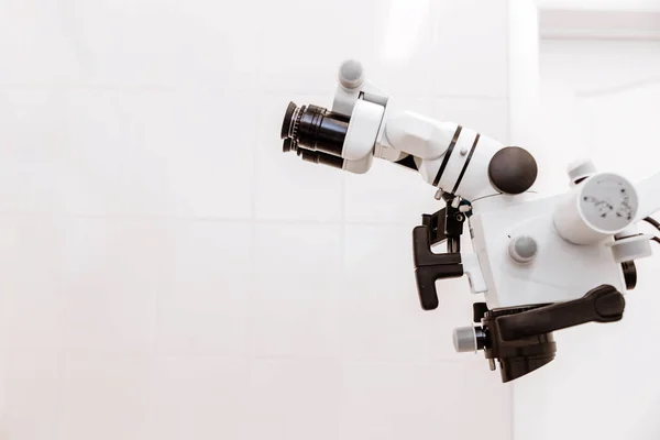 Microscopio binoculare professionale per dentisti nello studio dentistico — Foto Stock